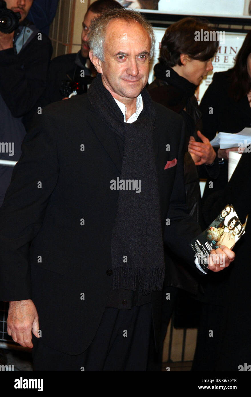 Der Schauspieler Jonathan Pryce kommt zur britischen Filmpremiere von Stephen Daldrys „The Hours“ im Chelsea Cinema im Südwesten Londons. Basierend auf dem mit dem Pulitzer-Preis ausgezeichneten Roman von Michael Cunningham, treten „The Hours“ mit Nicole Kidman, Julianne Moore und Claire Danes auf. Stockfoto