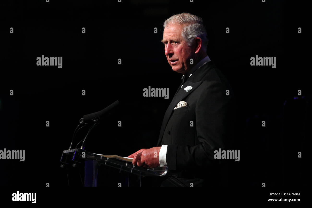 Der Prinz von Wales hält eine Rede bei einem Tribute Dinner zu Ehren von Lord Sacks, Oberrabbiner der Vereinigten Hebräischen Kongregationen des Commonwealth, im Grosvenor House im Zentrum von London. Stockfoto