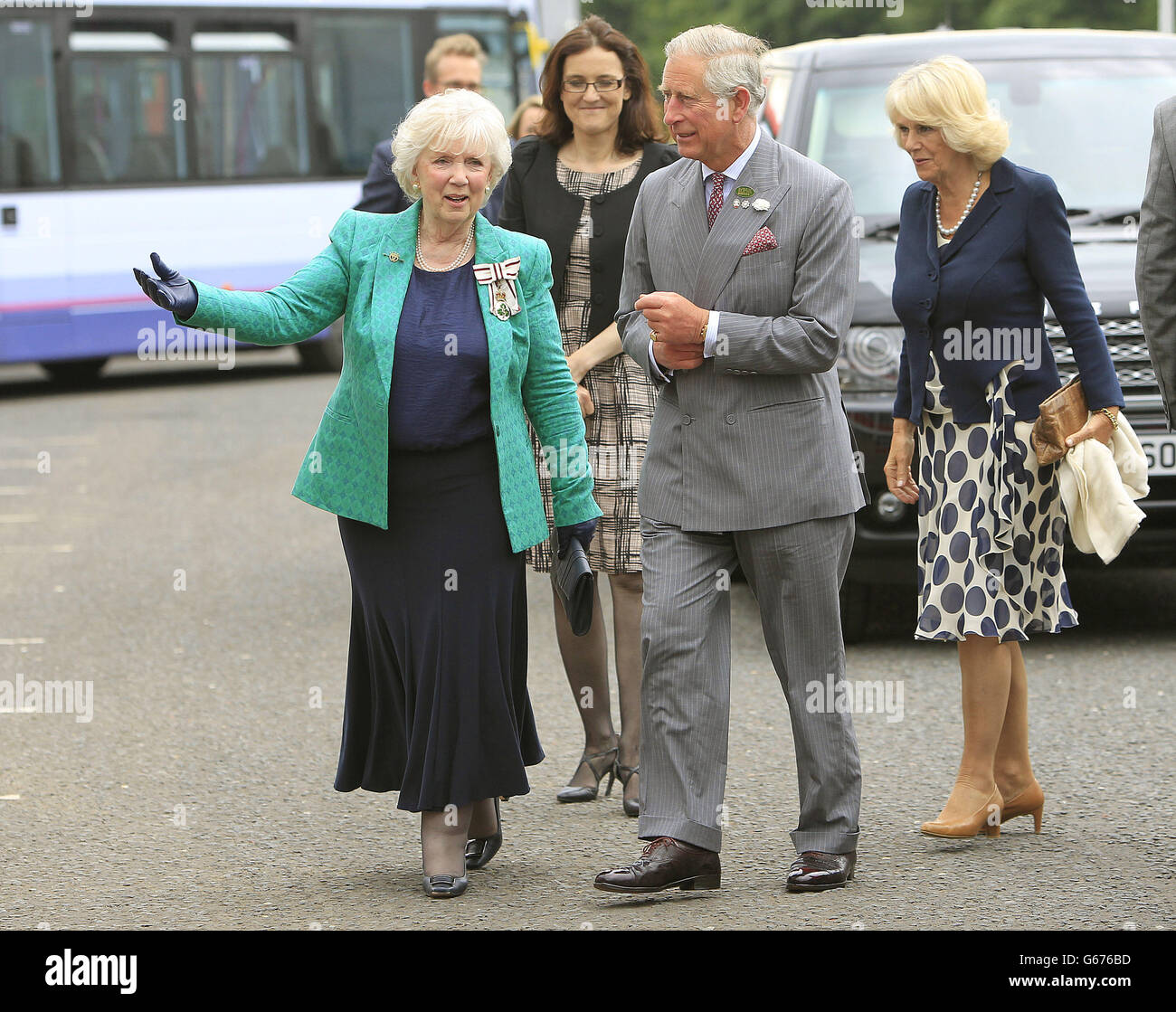 Der Prinz von Wales und die Herzogin von Cornwall treffen Arbeiter bei einer Tour durch die WrightBus Fabrik in Ballymena, Co Antrim. Stockfoto