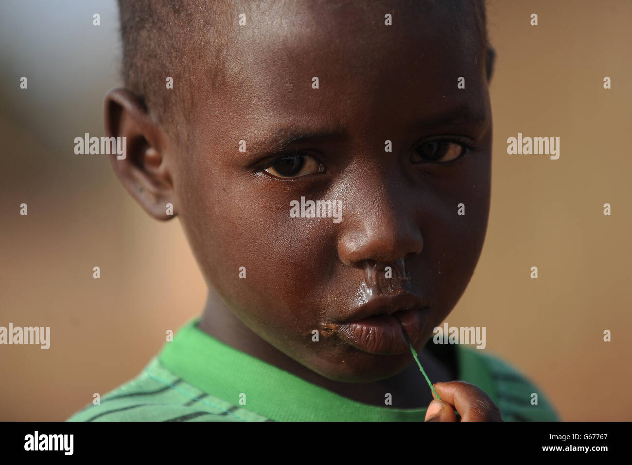 Lokale Kinder im Dorf Peulga in der Nähe von Saly, Senegal. DRÜCKEN Sie VERBANDSFOTO. Bilddatum: Dienstag, 25. Juni 2013. Bildnachweis sollte lauten: Joe Giddens/PA Wire Stockfoto