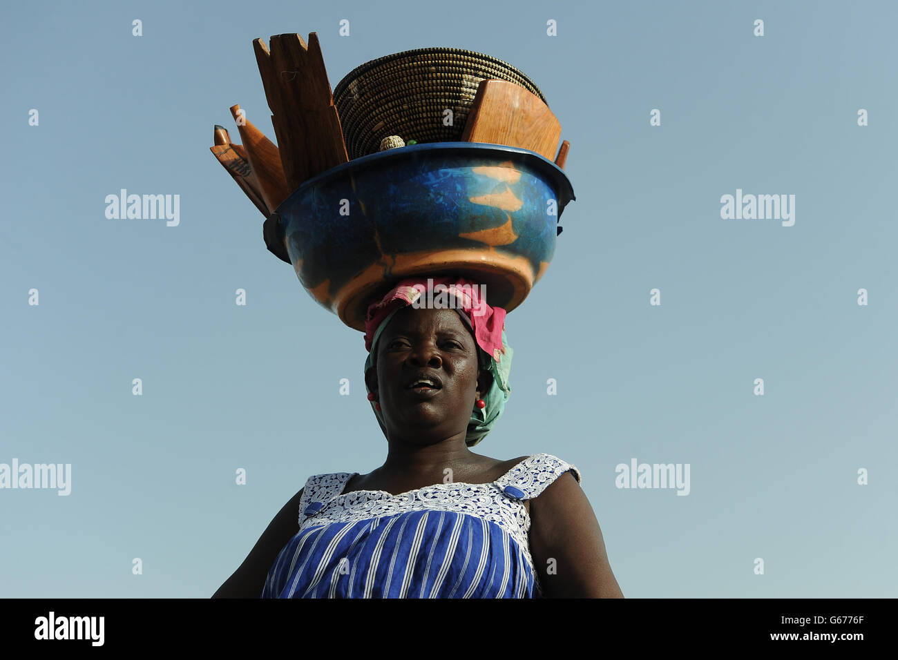 Eine Einheimische bringt ihre Waren zum nächsten Markt außerhalb von Saly, Senegal. DRÜCKEN Sie VERBANDSFOTO. Bilddatum: Dienstag, 25. Juni 2013. Bildnachweis sollte lauten: Joe Giddens/PA Wire Stockfoto