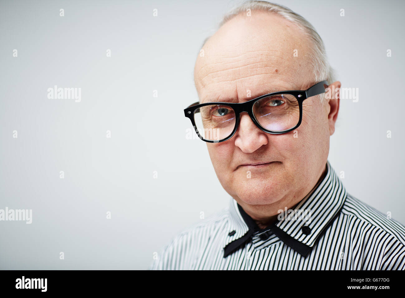 Senior in Gläsern Stockfoto