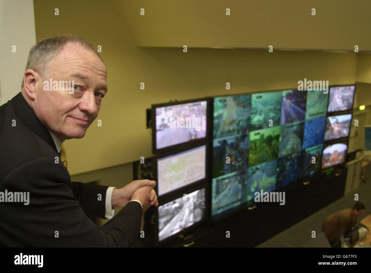 Der Bürgermeister von London, Ken Livingstone, blickt auf eine Bank von Fernsehbildschirmen, die Live-Bilder von Londons Straßennetz am ersten Morgen des Stauentgelts für London anzeigen. * Er besuchte das London Traffic Control Center (LTCC), das zum ersten Mal Verkehrsachverständige von Transport for London und der Metropolitan Police zusammenbringt. Fahrer, die zwischen 0700 und 1830 Uhr montags bis freitags eine 8-Meilen-Quadratzonenzone der Hauptstadt nutzen, müssen eine Gebühr von 5 bezahlen. Ihre Zahlungen werden anhand digitalisierter Bilder überwacht, die von einer Reihe von etwa 700 Kameras im und auf dem aufgezeichnet wurden Stockfoto