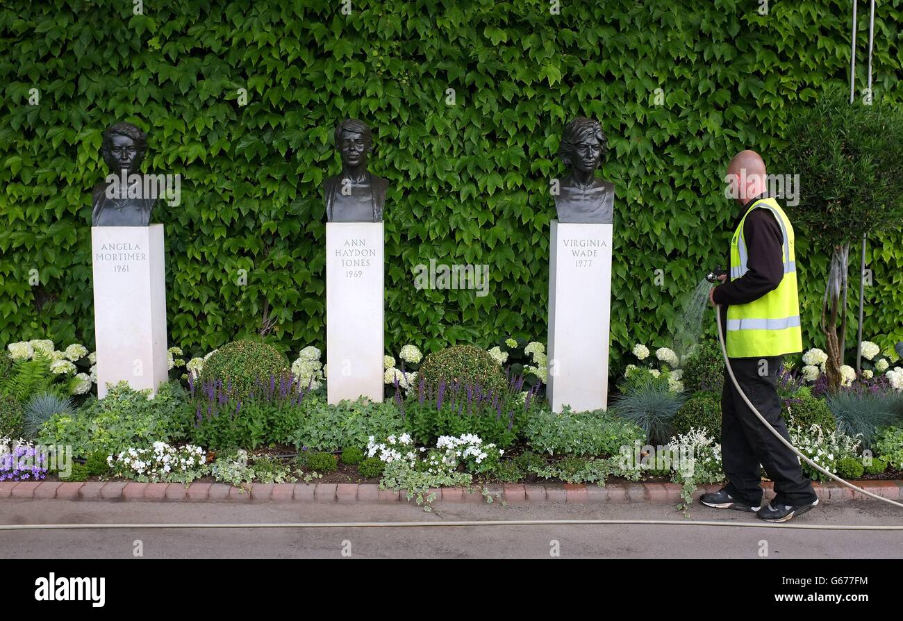 Ein Bodensmann bewässert am Start des fünften Tages der Wimbledon Championships im All England Lawn Tennis und Croquet Club in Wimbledon die Büsten ehemaliger Wimbledon-Champions. Stockfoto