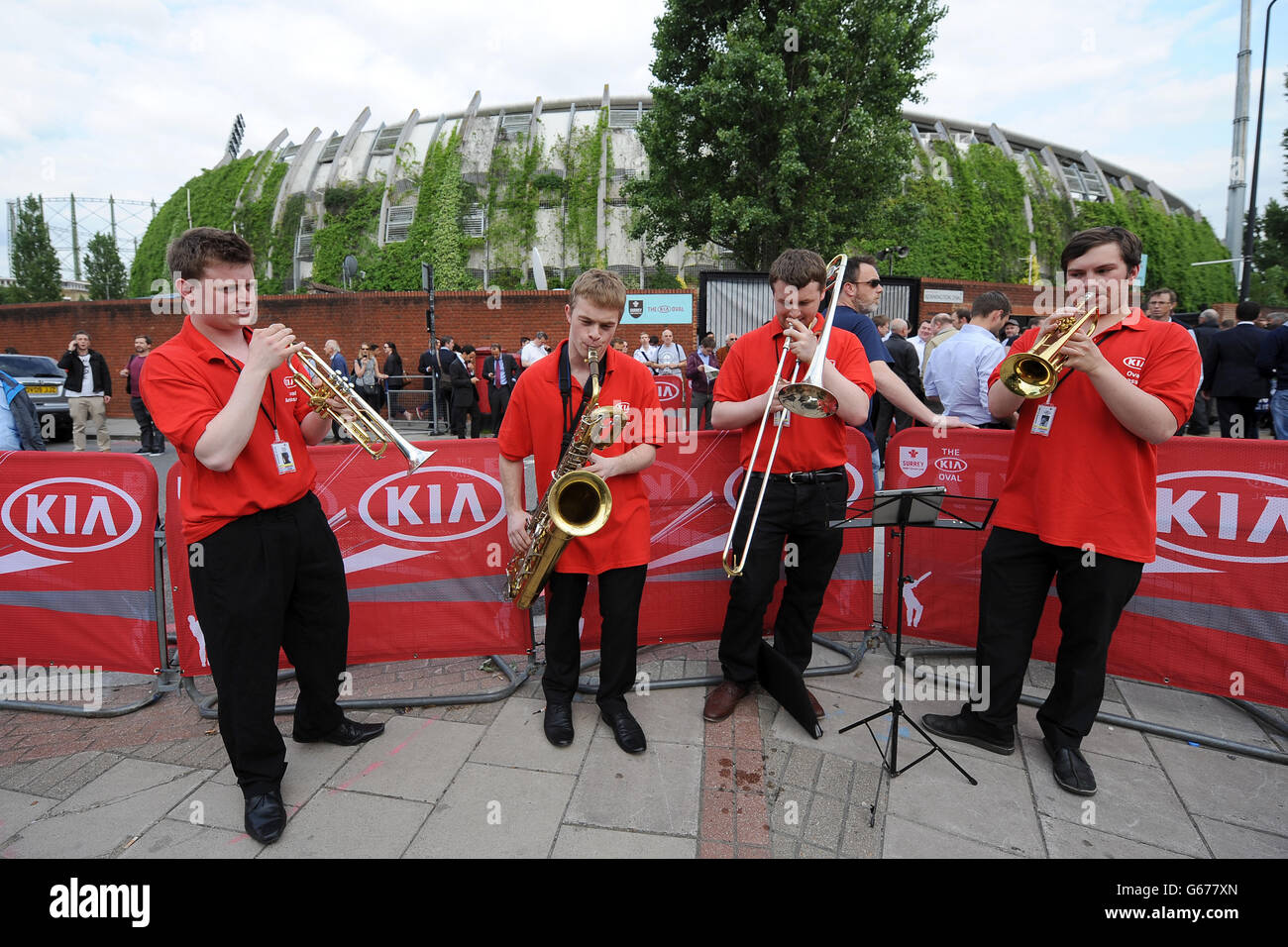 Cricket - First NatWest T20 - England - Neuseeland - The Kia Oval. Vor dem Spiel zwischen England und Neuseeland spielt eine Band vor den Zuschauern. Stockfoto