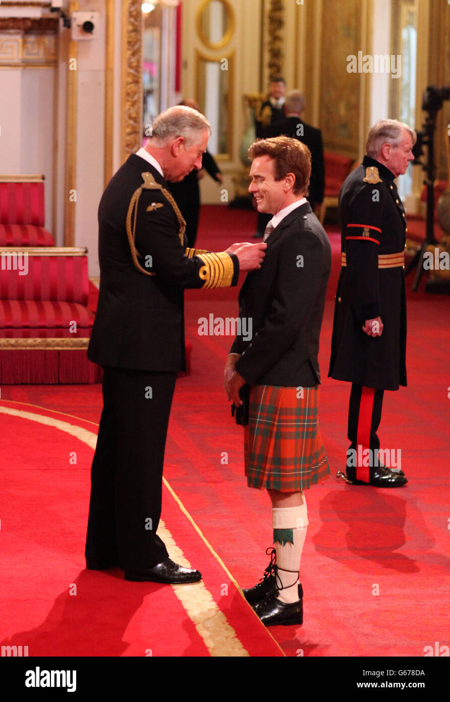 Der Schauspieler Ewan McGregor wird von Prince of Wales während einer Investiturzeremonie im Buckingham Palace im Zentrum von London mit einem OBE für Verdienste um Drama und Charity ausgezeichnet. Stockfoto