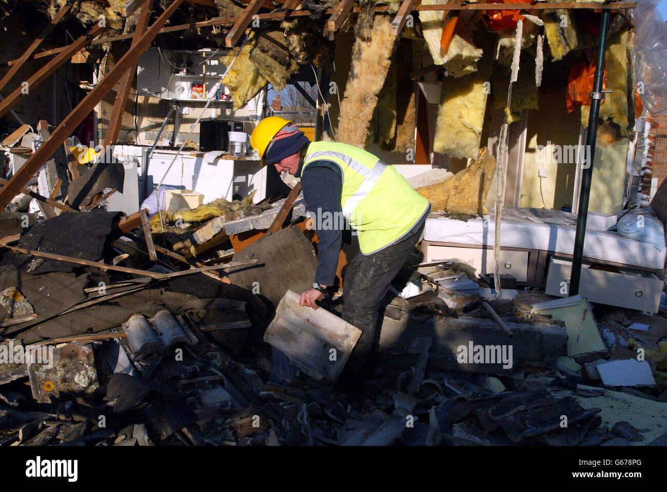Ein ratsarbeiter räumt nach einer Gasexplosion in einem Haus in Bocking, in der Nähe von Braintree, Essex, auf. Ein 55-jähriger Mann wurde ins Krankenhaus gebracht, nachdem die Explosion durch seinen Bungalow gerissen wurde. * Er wurde von einem Passanten aus seiner Küche gerettet, sagte ein Sprecher des Feuerwehr- und Rettungsdienstes des Landkreises Essex. Stockfoto