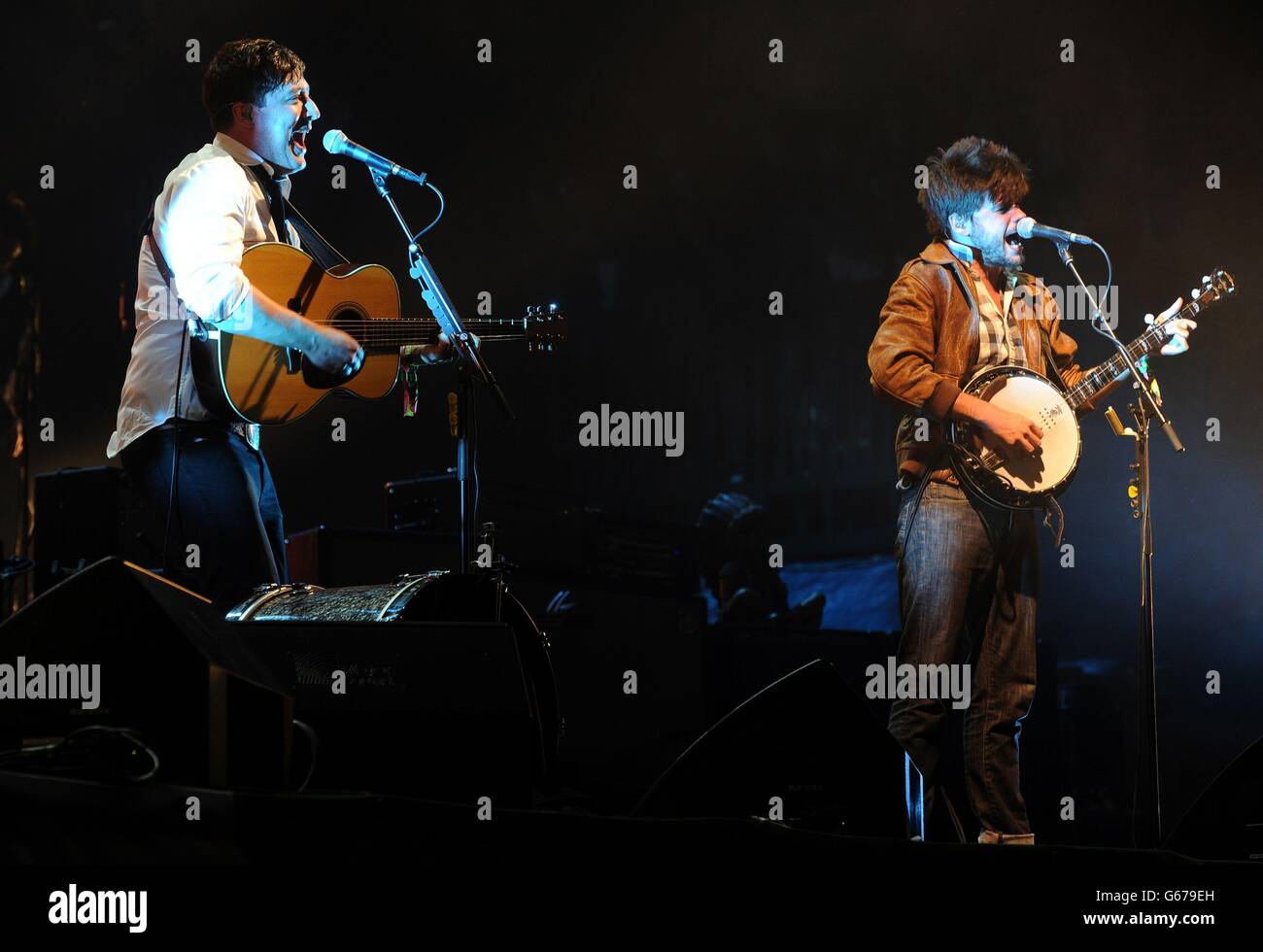 Marcus Mumford und Winston Marshall von Mumford & Sons treten auf der Pyramid Stage beim Glastonbury 2013 Festival of Contemporary Performing Arts in Worthy Farm, Somerset, auf. Stockfoto