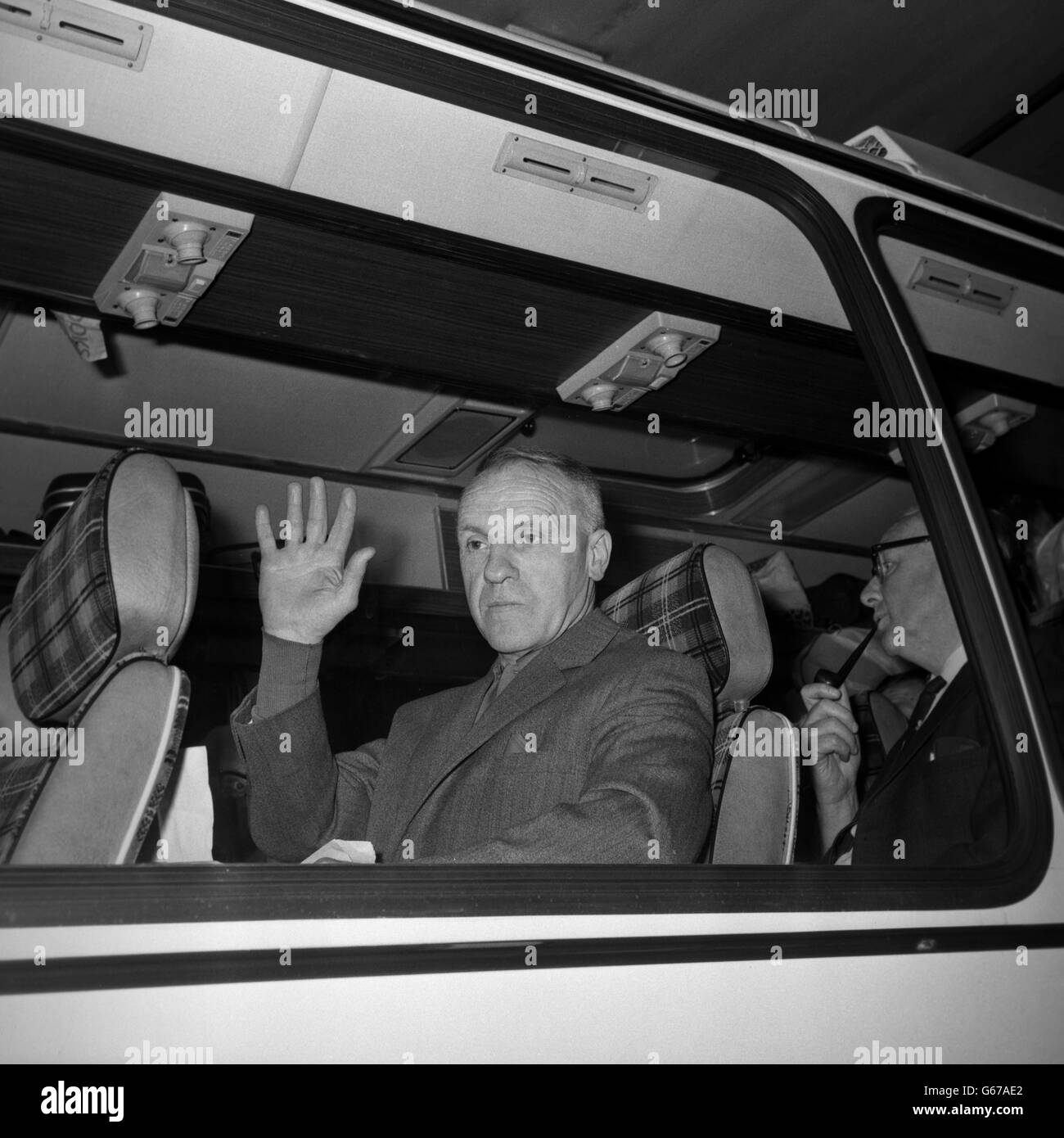 Liverpool-Manager Bill Shankly begrüßt London mit einer Welle, während er im Teamtrainer an der Euston Station ist, als die Mannschaft von Liverpool zum Hotel aufbrach, nachdem sie in der Hauptstadt für das bevorstehende Finale des FA Cup angekommen war. Stockfoto