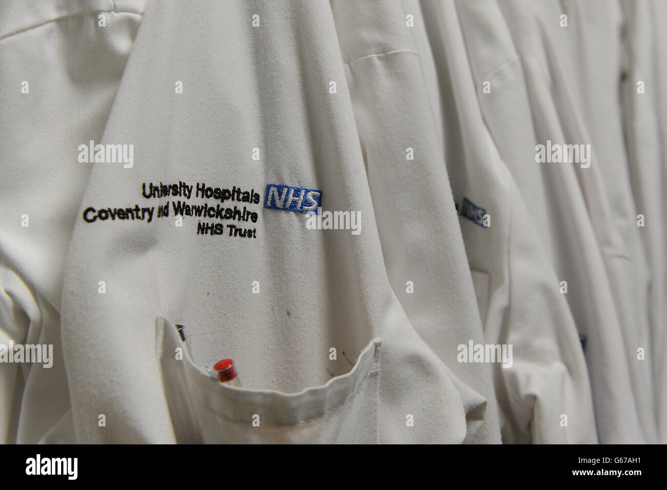 Allgemeine Ansicht der Laborkittel, die im biomedizinischen Wissenschaftslabor am Universitätsklinikum Coventry hängen. Forschungen unter der Leitung von Professor Dimitris Grammatopolous, Professor für Molekulare Medizin und Berater für klinische Biochemie und molekulare Diagnostik an den Universitätskliniken Coventry und Warwickshire haben gezeigt, dass eine genetische Variation dazu führen kann, dass Frauen bis zu fünfmal häufiger an postnataler Depression leiden. Stockfoto