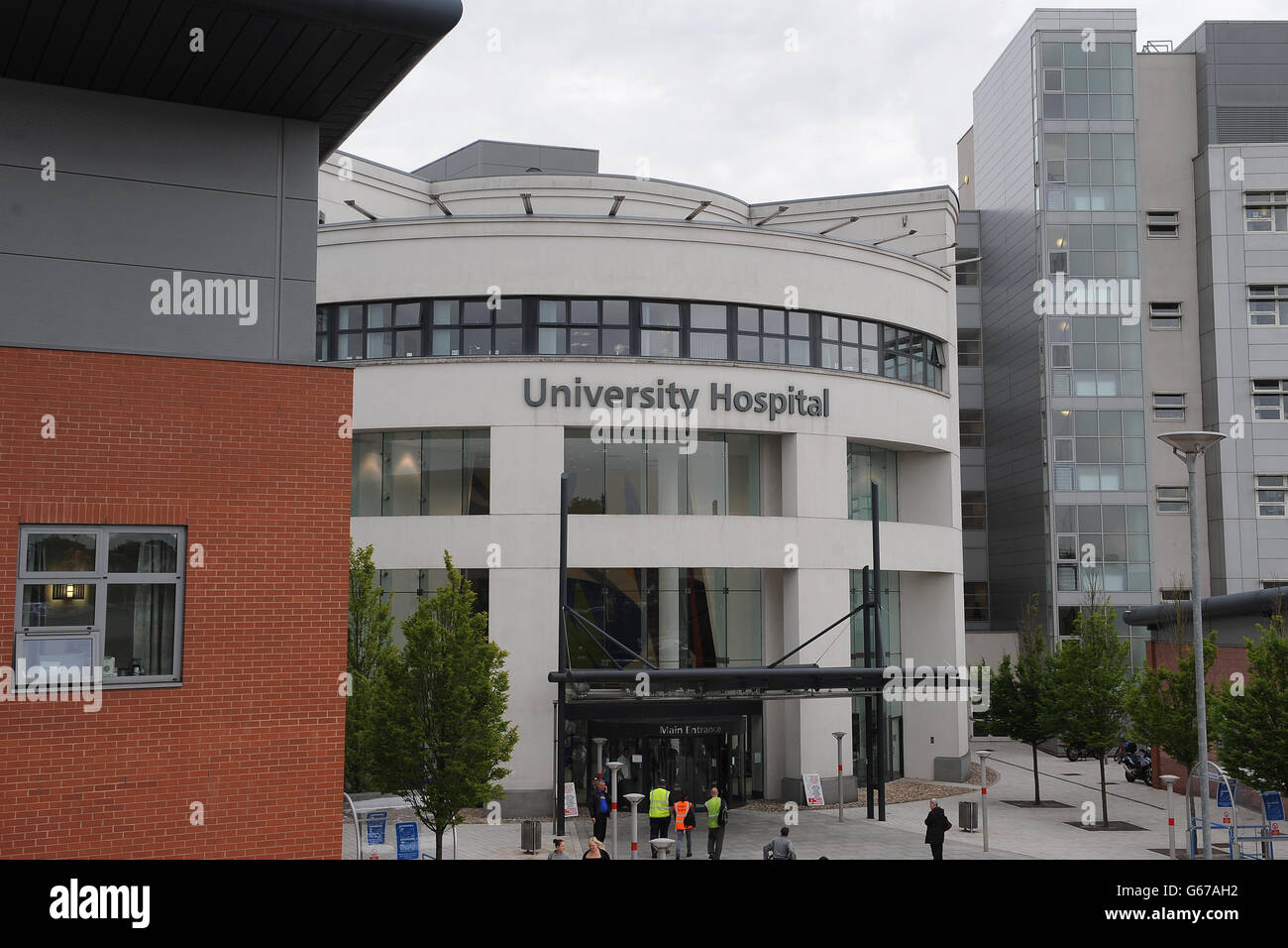 Allgemeine Ansicht des Universitätskrankenhauses, Coventry. Forschungen unter der Leitung von Professor Dimitris Grammatopolous, Professor für Molekulare Medizin und Berater für klinische Biochemie und molekulare Diagnostik an den Universitätskliniken Coventry und Warwickshire haben gezeigt, dass eine genetische Variation dazu führen kann, dass Frauen bis zu fünfmal häufiger an postnataler Depression leiden. Stockfoto