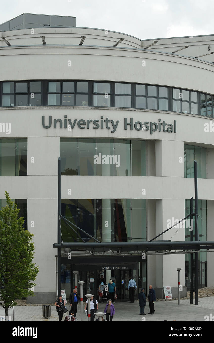 Allgemeine Ansicht des Universitätskrankenhauses, Coventry. Forschungen unter der Leitung von Professor Dimitris Grammatopolous, Professor für Molekulare Medizin und Berater für klinische Biochemie und molekulare Diagnostik an den Universitätskliniken Coventry und Warwickshire haben gezeigt, dass eine genetische Variation dazu führen kann, dass Frauen bis zu fünfmal häufiger an postnataler Depression leiden. Stockfoto