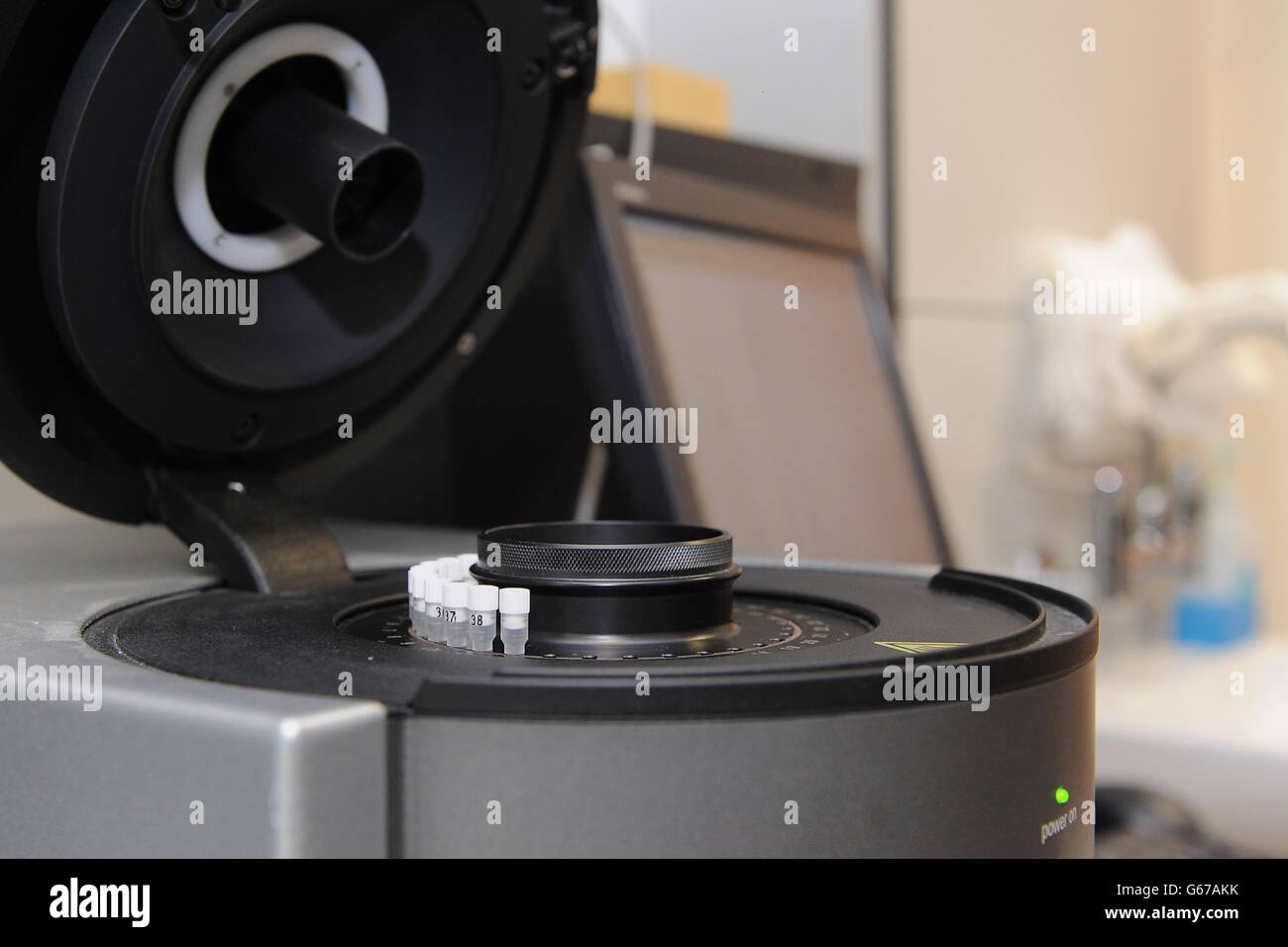 Allgemeine Ansicht der Ausrüstung, die in der Analyse des Blutes verwendet wird, um die Wahrscheinlichkeit einer schwangeren Frau zu bestimmen, die postnatale Depression entwickelt. Forschungen unter der Leitung von Professor Dimitris Grammatopolous, Professor für Molekulare Medizin und Berater für klinische Biochemie und molekulare Diagnostik an den Universitätskliniken Coventry und Warwickshire haben gezeigt, dass eine genetische Variation dazu führen kann, dass Frauen bis zu fünfmal häufiger an postnataler Depression leiden. Stockfoto