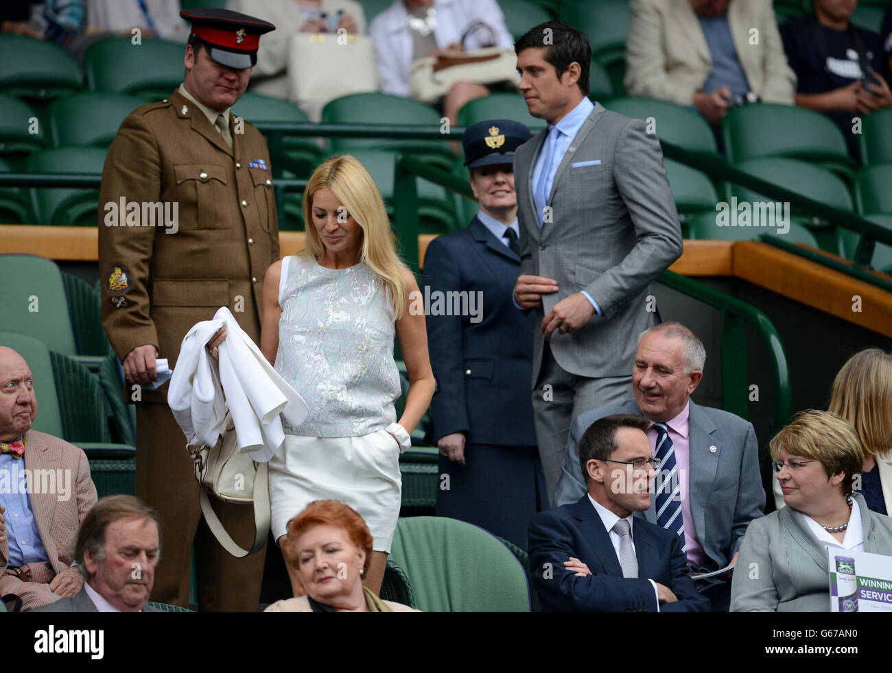 Tess Daly und Vernon Kay kommen während des achten Tages der Wimbledon Championships im All England Lawn Tennis and Croquet Club in Wimbledon in die Royal Box. Stockfoto
