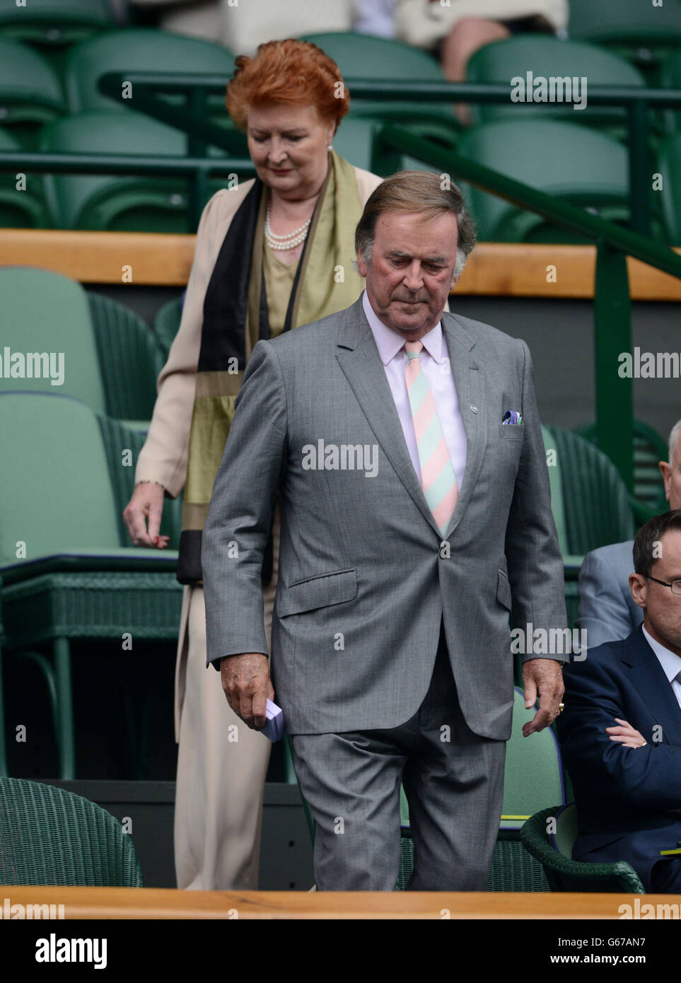 Terry Wogan kommt am achten Tag der Wimbledon Championships im All England Lawn Tennis and Croquet Club in Wimbledon in der Royal Box an. Stockfoto
