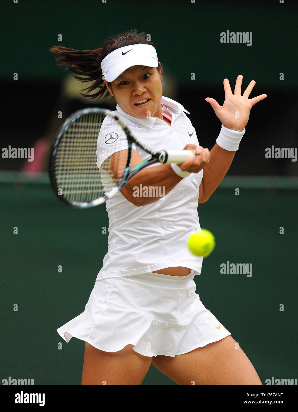 Chinas Na Li im Einsatz gegen die polnische Agnieszka Radwanska am achten Tag der Wimbledon-Meisterschaften im All England Lawn Tennis and Croquet Club in Wimbledon. Stockfoto