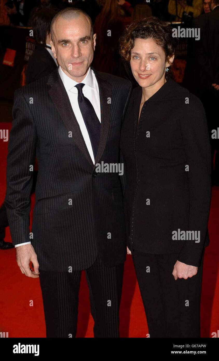 Daniel Day Lewis Mit Frau Rebecca Miller Bei Der Ankunft Im Odeon Am Leicester Square London Fur Die Orange British Academy Film Awards Bafta Stockfotografie Alamy