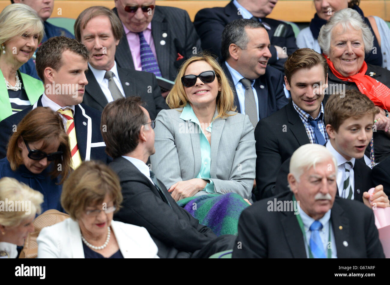 Kim Cattrall sitzt am 8. Tag der Wimbledon Championships im All England Lawn Tennis and Croquet Club in Wimbledon in der Royal Box auf dem Center Court. Stockfoto