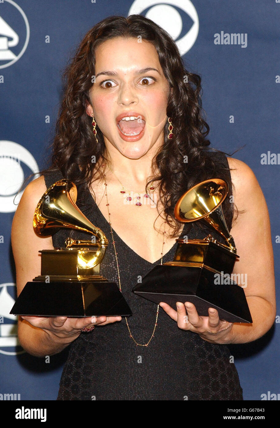 Die Sängerin Norah Jones hat zwei der fünf Grammy-Auszeichnungen erhalten, die sie bei den 45. Annual Grammy Awards im Madison Square Garden in New York City, USA, erhalten hat. Jones gewann den Titel Record of the Year, Album of the Year (Come Away With Me), Best New Artist. * .. Best Female Pop Vocal Performance und Best Pop Vocal Album. Stockfoto
