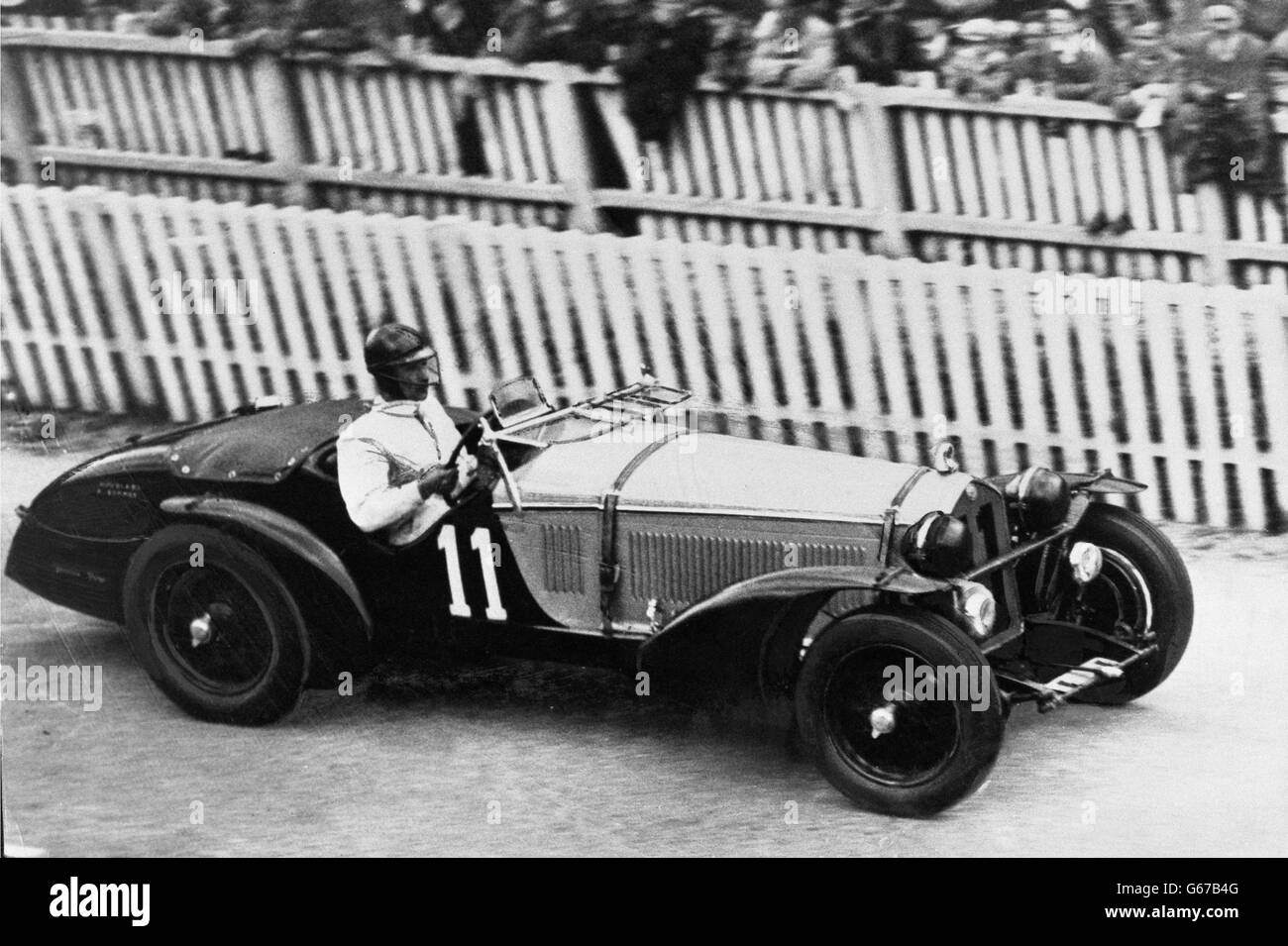 Der italienische Fahrer Tazio Nuvolari fuhr im 24-Stunden-Rennen von Le Mans einen Alfa Romeo Alfa Romeo 8C, bei dem er mit seinem Kollegen Raymond Sommer den ersten Platz belegte (nicht abgebildet). Stockfoto