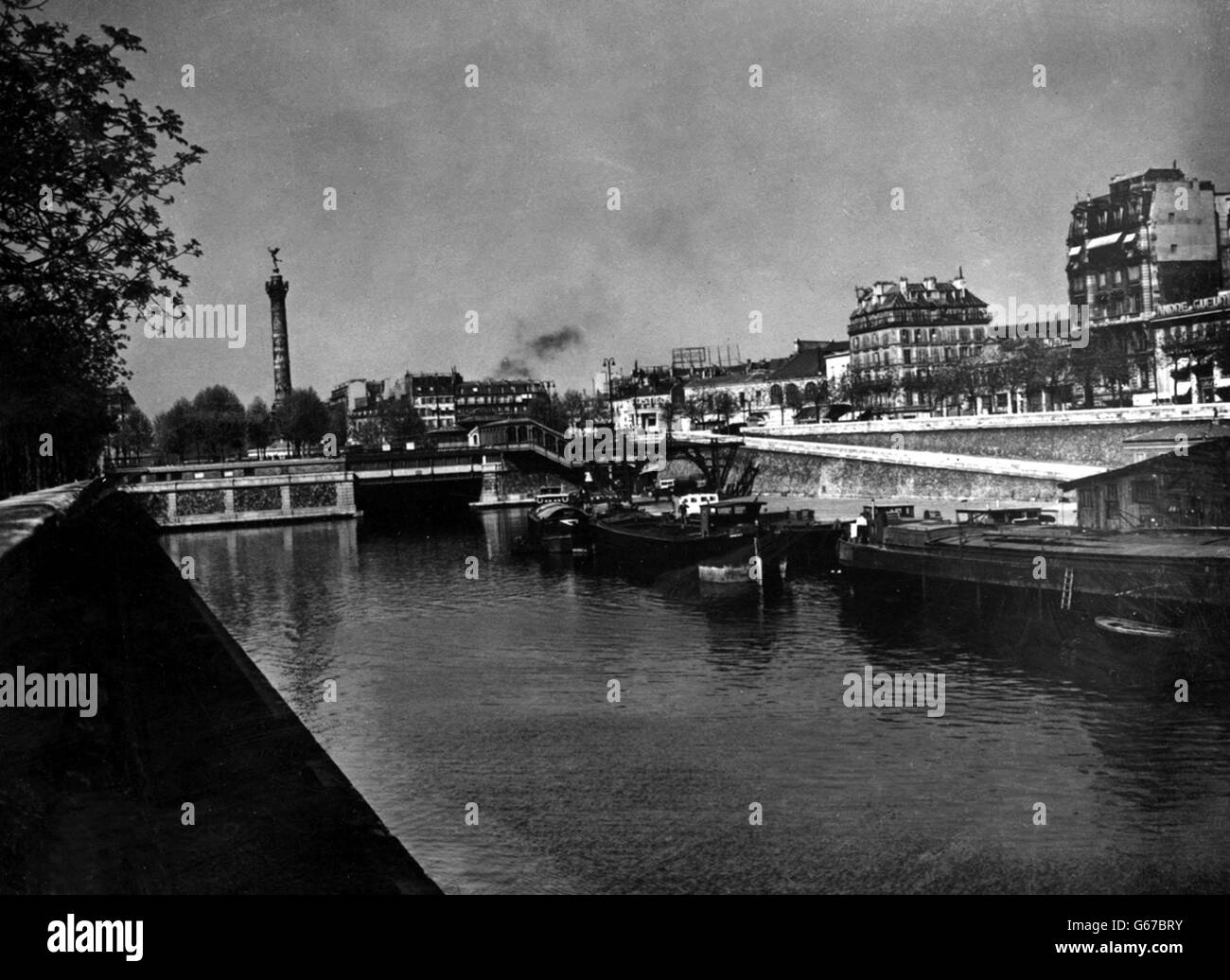 Bastille und St. Martin Kanal. Die Bastille und der St. Martin Kanal, Paris. Stockfoto