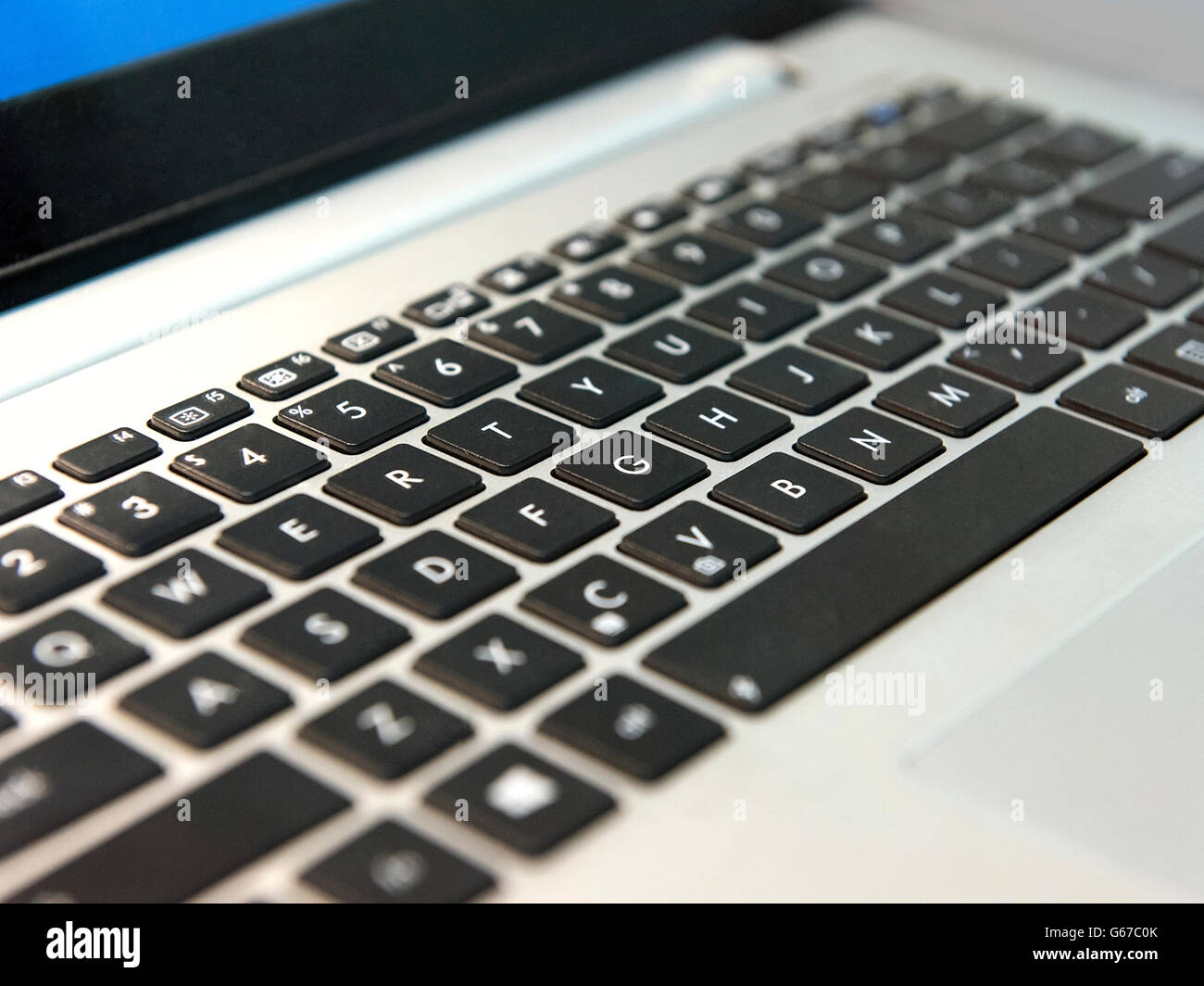 weißen Laptop-Tastatur mit schwarzen Tasten closeup Stockfoto