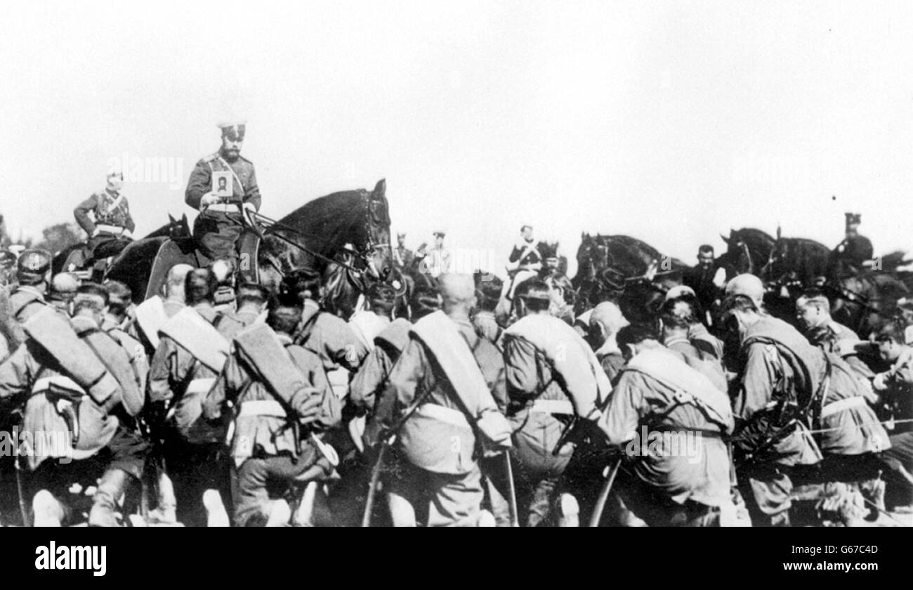 Zar Nikolaus II. Segnet seine Truppen 1915.. Zar Nikolaus II. Segnet seine Truppen 1915. Stockfoto