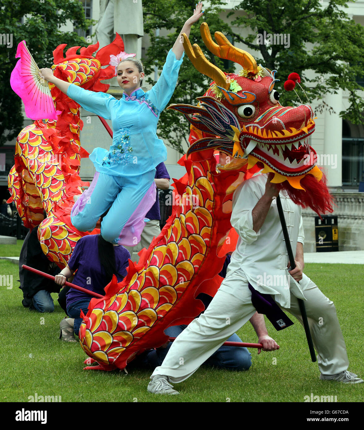 Tänzerin Jade Rodgers 21, mit einem chinesischen Drachen im City Hall, Belfast, während einer Fotocall, um Details der World Police and Fire Games 2013 zu enthüllen, die am 1. August 2013 mit einer Eröffnungszeremonie im King's Hall Complex beginnen werden. Stockfoto