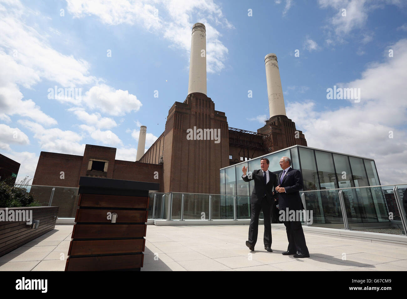 Premierminister David Cameron hält ein bilaterales Treffen mit dem Premierminister von Malaysia, Najib Razak (rechts), im Battersea Power Station in London ab. Cameron sagte, es sei "an der Zeit", als er den Beginn einer &ACIRC;&pound;8 Milliarden Neuentwicklung des Battersea Power Station begrüßte. Stockfoto