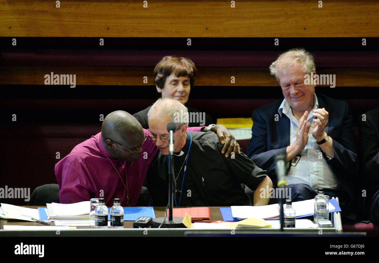 Der Erzbischof von Canterbury der Hochwürdigste Justin Welby (rechts) mit dem Erzbischof von York Dr. John Sentamu (links) bei der Eröffnung der Generalsynode der Kirche von England an der York University, York. DRÜCKEN Sie VERBANDSFOTO. Bilddatum: Freitag, 5. Juli 2013. Der Erzbischof von Canterbury wird eine Schlüsselrede vor Mitgliedern der Nationalversammlung der Kirche von England halten, da Versuche zur Wiederaufnahme der Gespräche über die Einführung von Frauen Bischöfe in Gang kommen. Siehe PA Geschichte RELIGION Synode. Bildnachweis sollte lauten: John Giles/PA Wire Stockfoto