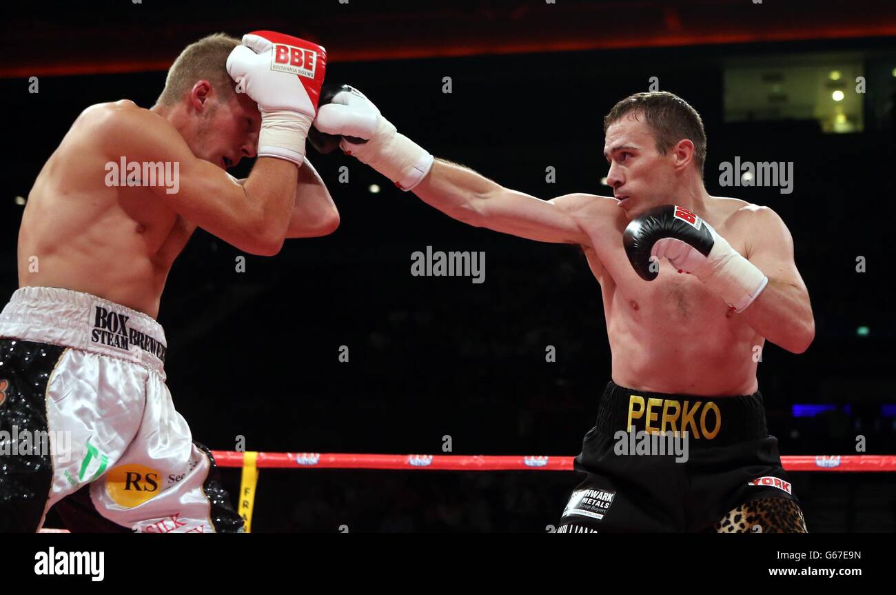 Boxen - Echo Arena. Neil Perkins (rechts) in Aktion bei seinem Sieg in der Echo Arena in Liverpool über Steve Spence. Stockfoto