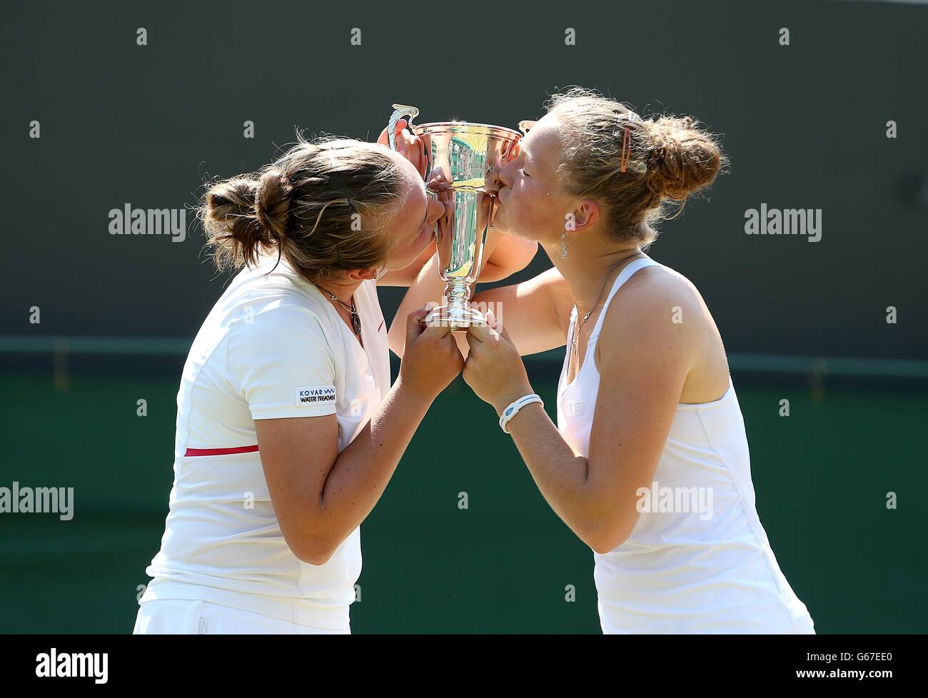 Die Tschechische Republik Barbora Krejcikova (links) und Katerina Siniakova (rechts) küssen ihre Trophäe, nachdem sie die ukrainische Anhelina Kalinina und die weißrussische Iryna Shymanovich im Girls' Doubles Final am dreizehnten Tag der Wimbledon Championships im All England Lawn Tennis and Croquet Club in Wimbledon besiegt hatten. Stockfoto