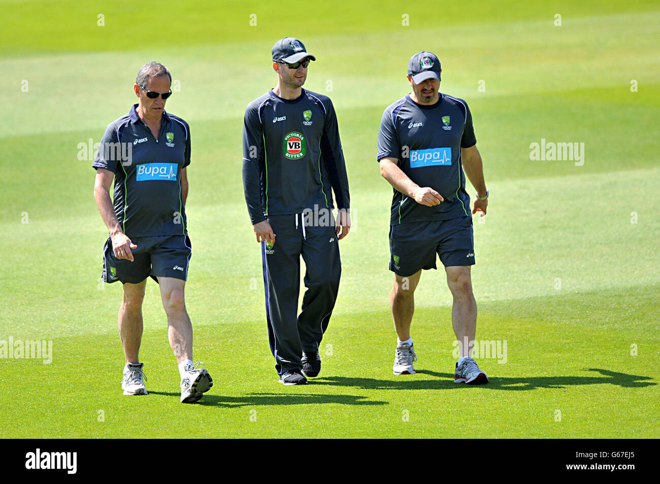 Australiens Team Doctor Peter Brukner (links), Michael Clarke (Mitte) und Physiotherapeut Alex Kountouris während der Nets Session in Trent Bridge, Nottingham. Stockfoto