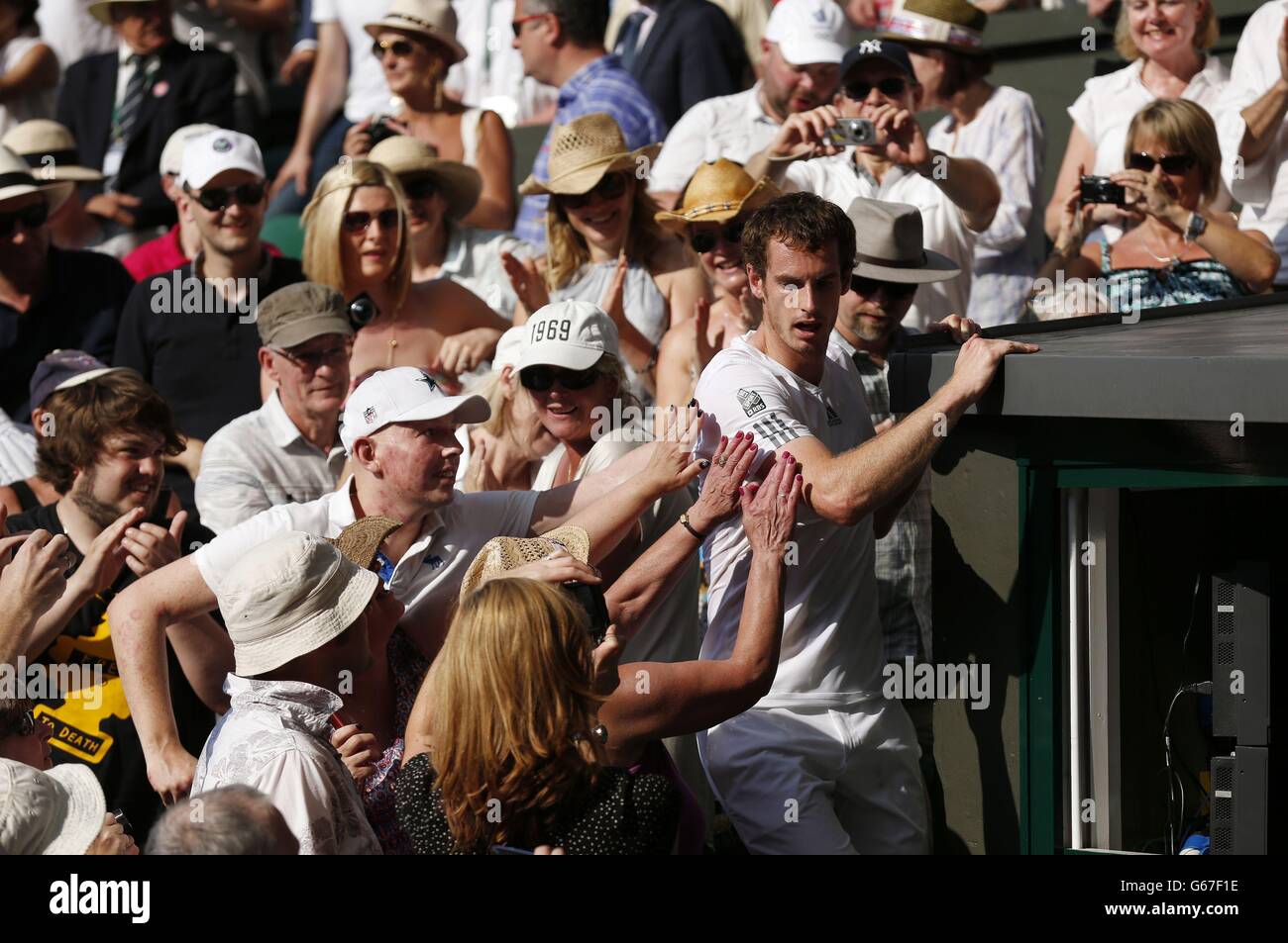 Andy Murray aus Großbritannien, nachdem er nach seinem Sieg über Serbiens Novak Djokovic im Herrenfinale am dreizehnten Tag der Wimbledon-Meisterschaften beim All England Lawn Tennis and Croquet Club in Wimbledon zu seinen Freunden und seiner Familie aufgestiegen war. Stockfoto