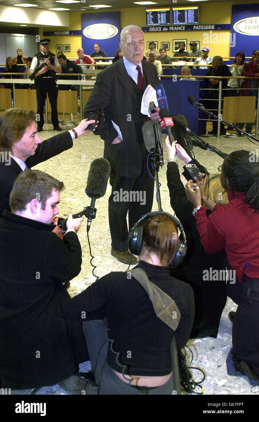Der ehemalige Labour-Abgeordnete Tony Benn spricht mit der Presse, als er am Londoner Flughafen Heathrow ankommt, nachdem er gestern zwei Stunden lang mit Saddam Hussein gesprochen hatte. * die beiden Männer diskutierten den möglichen Krieg, aber Herr Benn weigerte sich zu verraten, ob Saddam hoffte, einen militärischen Angriff zu vermeiden. Stockfoto