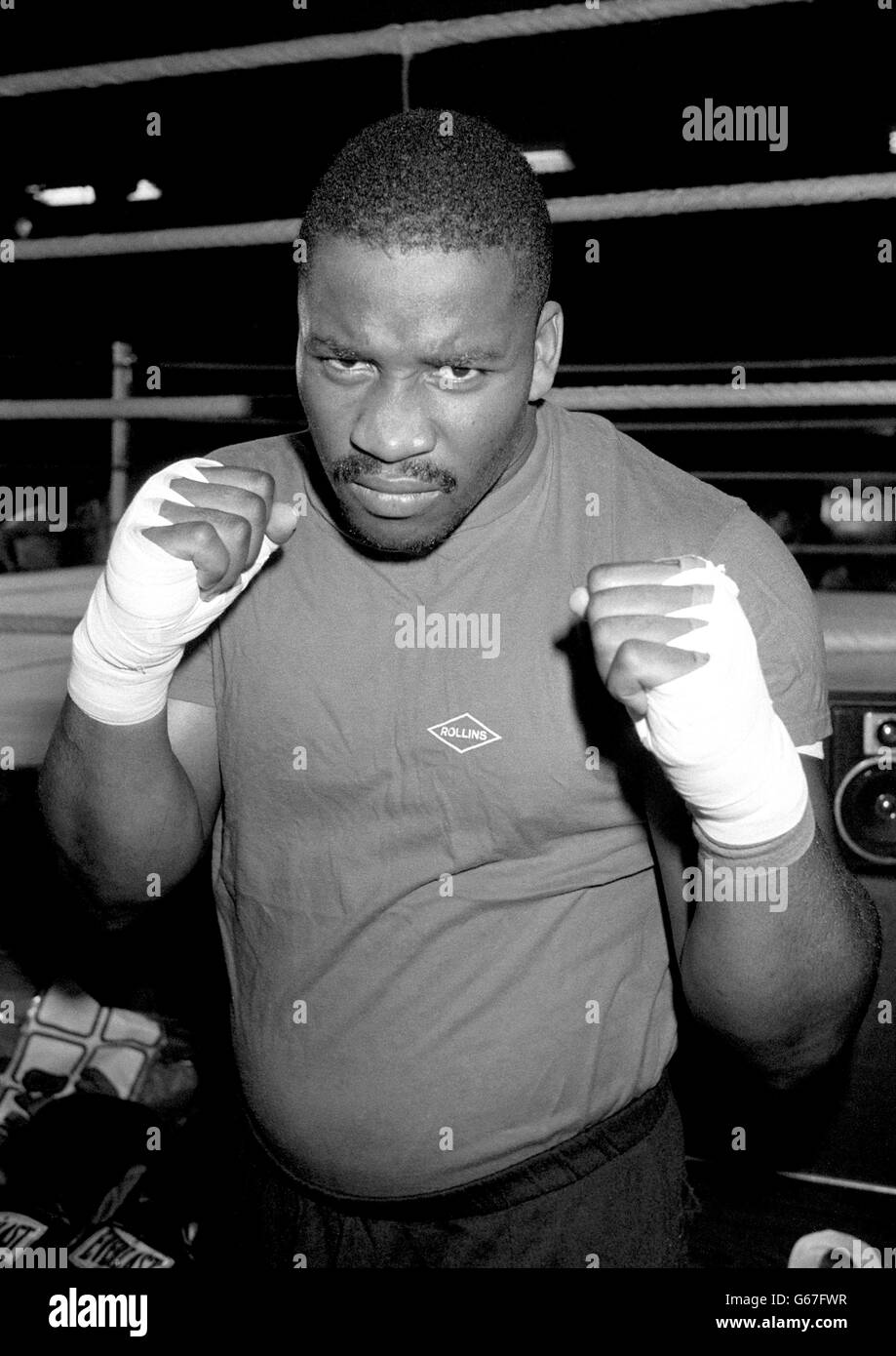 Zeit für ein Gespräch zwischen Training Sparring Bouts im Pips Hill Country Club, Basildon, Essex, American World Schwergewicht Cahmpion Tim Witherspoon in jovial Stimmung. Er wird den Briten Frank Bruno im Wembley Stadium für seine WBA World Heavyweight Titelverteidigung treffen. Stockfoto