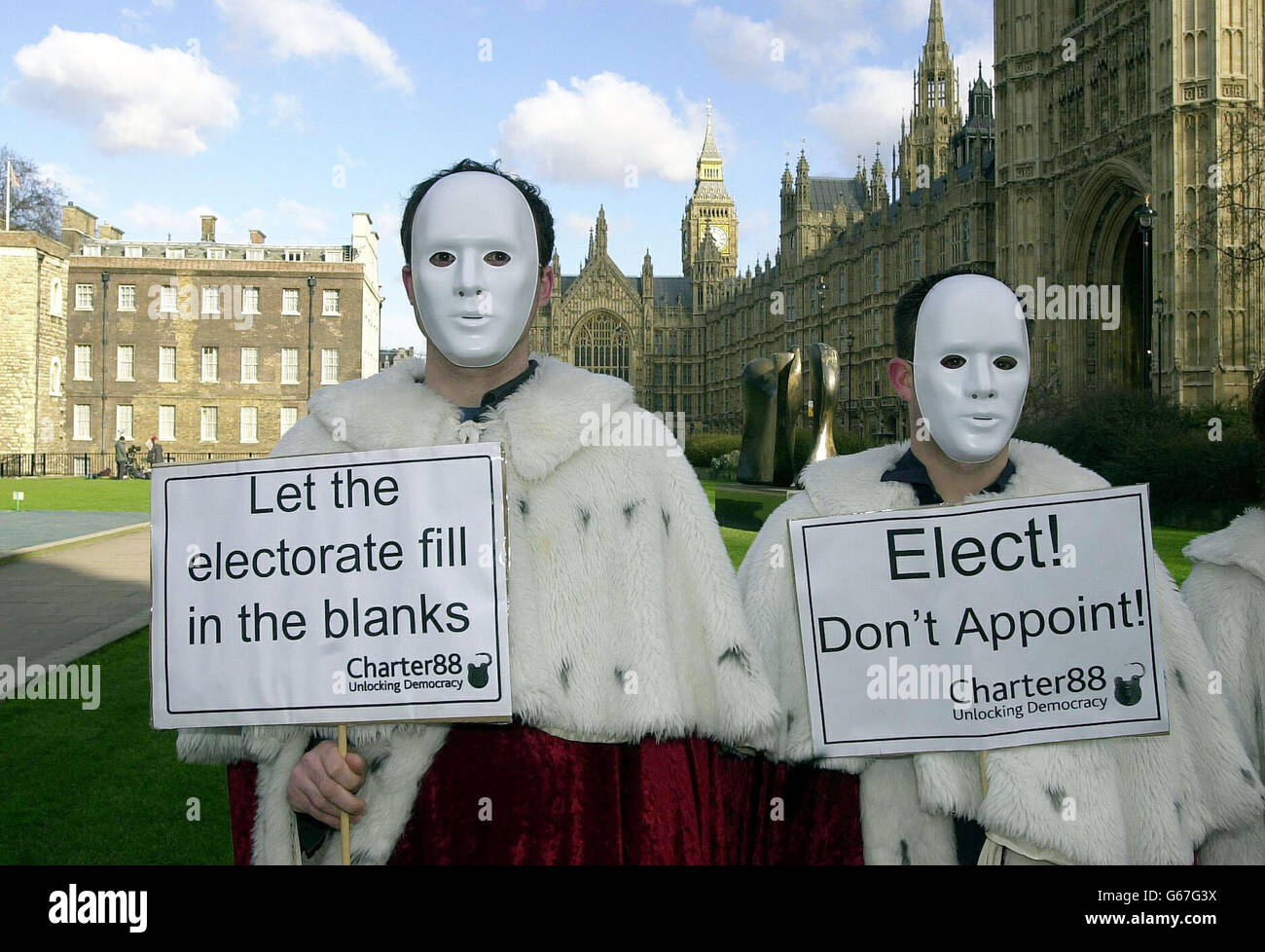 Mitglieder der Charta 88 stehen vor dem Londoner House of Parliament, um ihre Unterstützung für Reformen im House of Lords zu zeigen. * Gleichaltrige und Abgeordnete nahmen heute an einer historischen Abstimmung über die zweite Stufe der Reform des Oberhauses Teil, die es beiden Häusern des Parlaments ermöglichen wird, eine freie Wahl zu treffen, von sieben Optionen, die von einem vollständig ernannten Oberen bis zu einer 100% gewählten Kammer reichen. Stockfoto