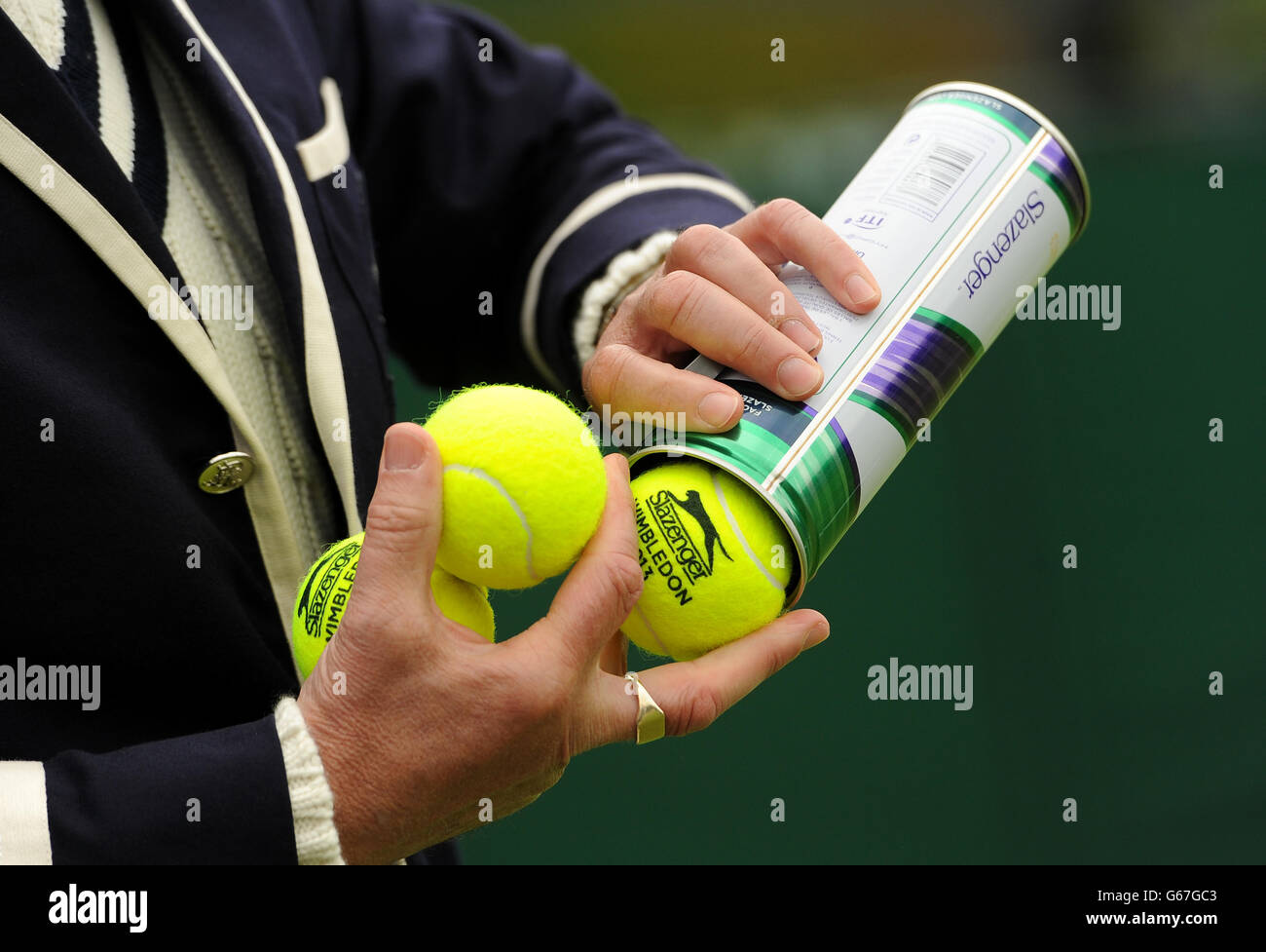 Die Bälle werden am ersten Tag der Wimbledon Championships im All England Lawn Tennis und Croquet Club in Wimbledon gesammelt. DRÜCKEN Sie VERBANDSFOTO. Bilddatum: Montag, 24. Juni 2013. Siehe PA Geschichte TENNIS Wimbledon. Bildnachweis sollte lauten: Andrew Matthews/PA Wire. EINSCHRÄNKUNGEN: . Keine kommerzielle Nutzung. Keine Videoemulation. Keine Verwendung mit inoffiziellen Logos von Drittanbietern. Stockfoto