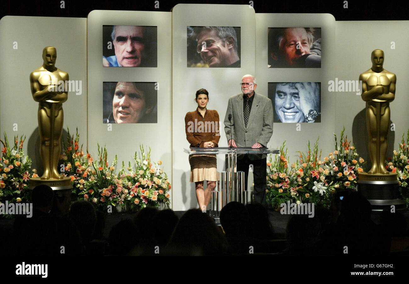Die Schauspielerin Marisa Tomei (links) und der Präsident der Academy of Motion Picture Arts and Sciences, Frank Pierson, geben die Nominierten für die beste Regie bei den 75. Annual Academy Awards in Beverly Hills, Kalifornien, bekannt. Die Nominierten sind: Rob Marshall für 'Chicago', Martin Scorsese für 'Gangs of New York', Stephen Daldry für 'The Hours', Roman Polanski für 'The Pianist' und Pedro Almodovar für 'Talk to her'. Stockfoto