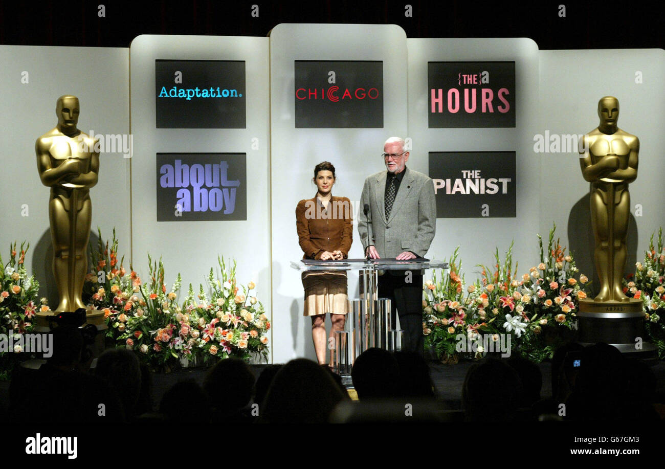 Die Schauspielerin Marisa Tomei, links, und der Präsident der Academy of Motion Picture Arts and Sciences, Frank Pierson, rechts, gaben die Nominierten für das beste adaptierte Drehbuch für die 75. Jährlichen Academy Awards in Beverly Hills bekannt. * Nominierte sind: 'About a Boy', 'Adaptation', 'Chicago', 'The Hours' und 'The Pianist'. Foto: Jill Connelly About a Boy Drehbuch von Peter Hedges und Chris Weitz & Paul Weitz Adaptation Drehbuch von Charlie Kaufman und Donald Kaufman Chicago Drehbuch von Bill Condon The Hours Drehbuch von David Hare der Pianist Drehbuch von Ronald Harwood Stockfoto