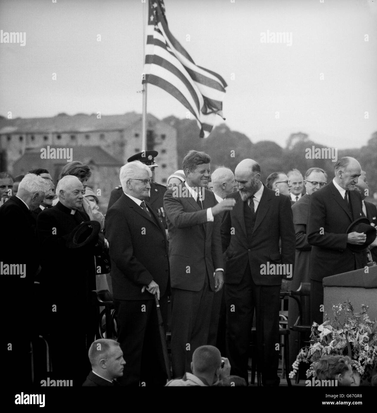 Der amerikanische Präsident John F Kennedy (Mitte) blickt auf den Kai von New Ross, County Wexford, wo vor mehr als einem Jahrhundert sein Urgroßvater aufgab, um ein neues Leben in Amerika zu beginnen. Der Präsident ist zu einem dreitägigen Besuch in der Irischen Republik. Stockfoto