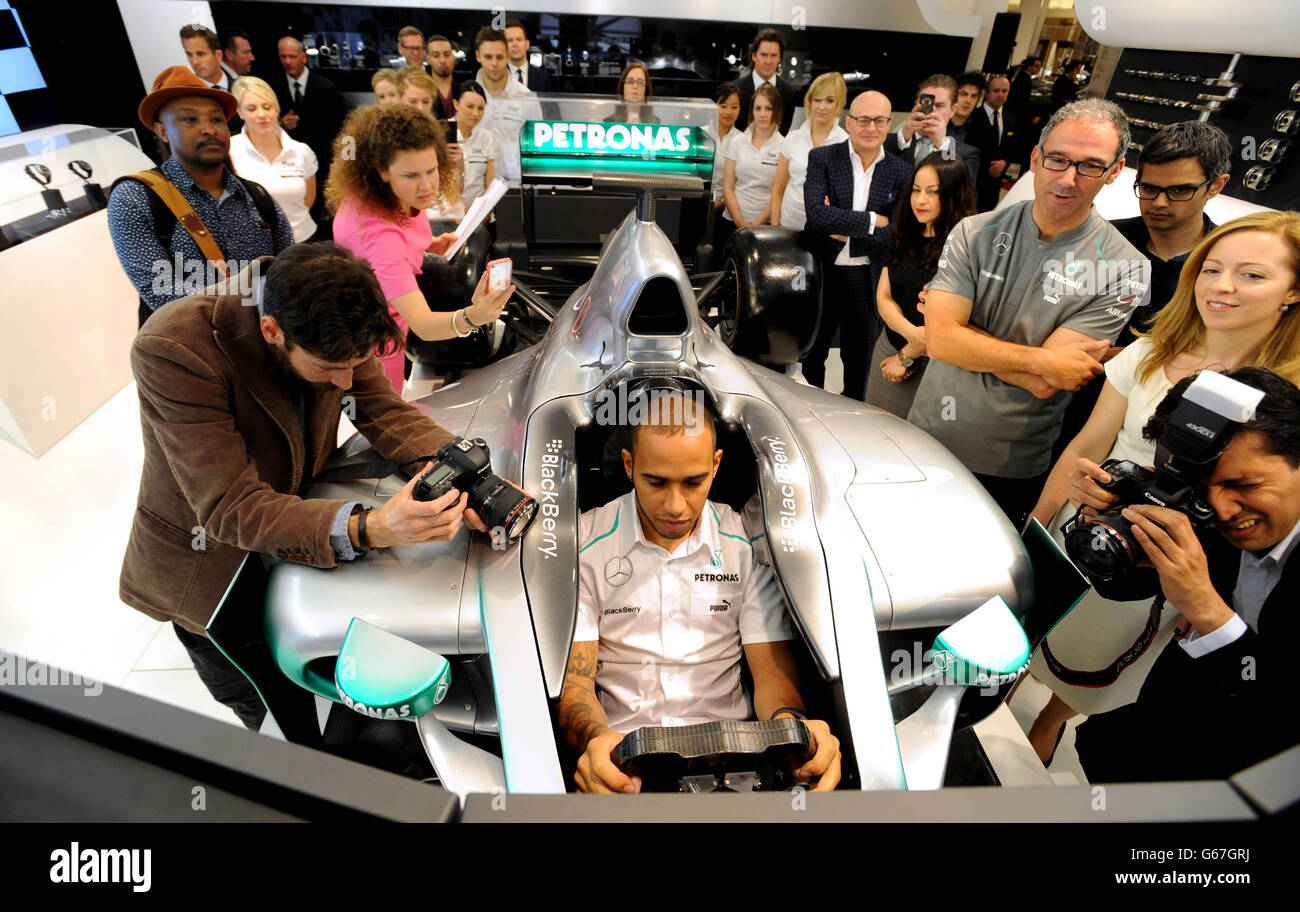 Lewis Hamilton beim Start eines F1-Simulators im Geschäft vor dem Grand Prix von Großbritannien in Selfridges im Zentrum von London. Stockfoto