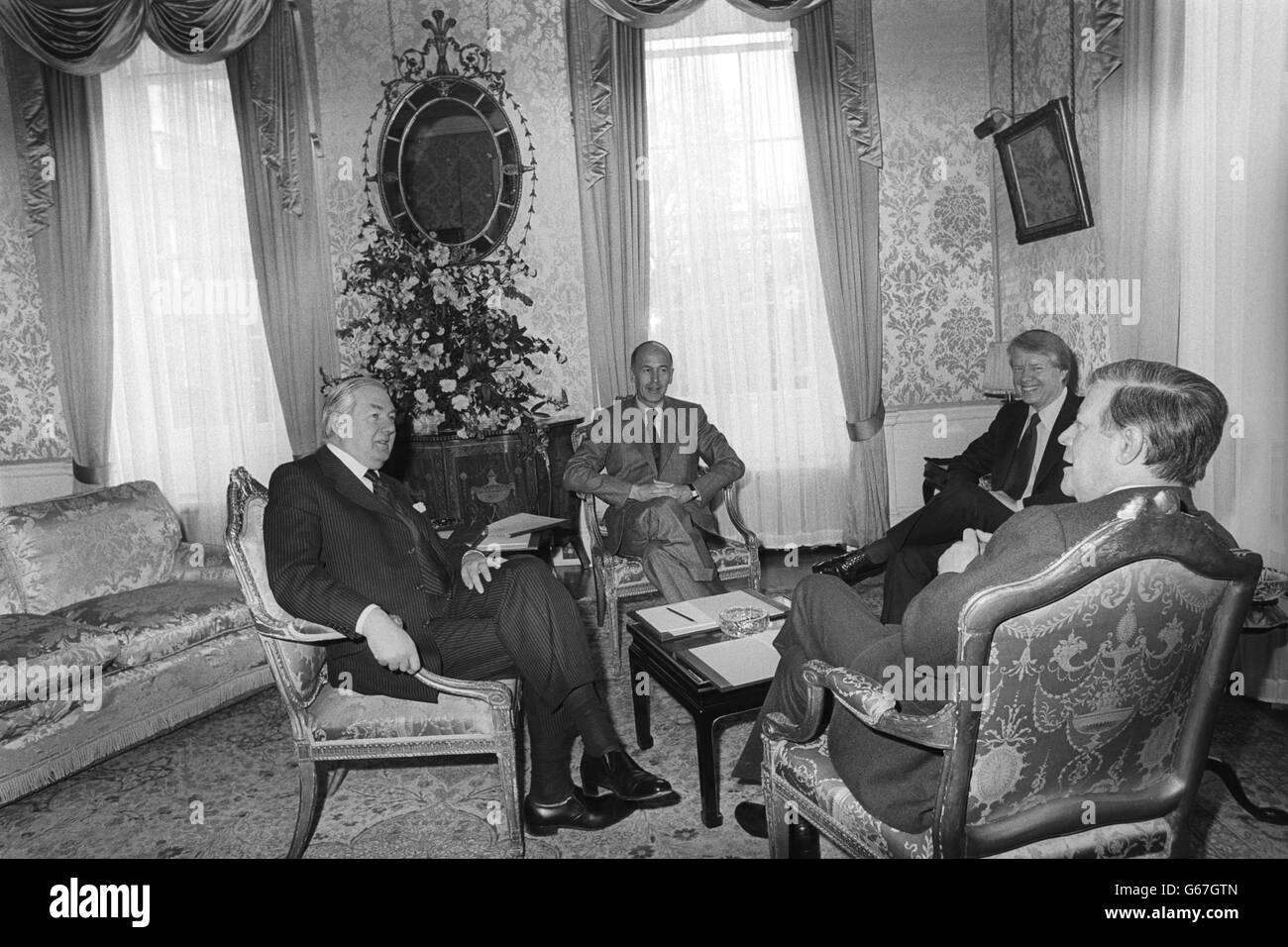 Nach dem Gipfel der Sieben, dem vier-Nationen-Treffen in der Nr. 10 Downing Street. (Von l-r) der britische Premierminister James Callaghan, der französische Präsident Giscard d-Estaing, der amerikanische Präsident Jimmy Carter und der westdeutsche Bundeskanzler Helmut Schmidt. Das Treffen sollte Berlin zur Vorbereitung der NATO-Konferenz in London diskutieren. Stockfoto