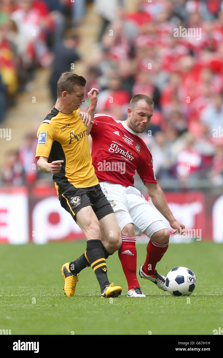 Alex Gilbey, Newport County, und Neil Ashton, Wrexham. Stockfoto