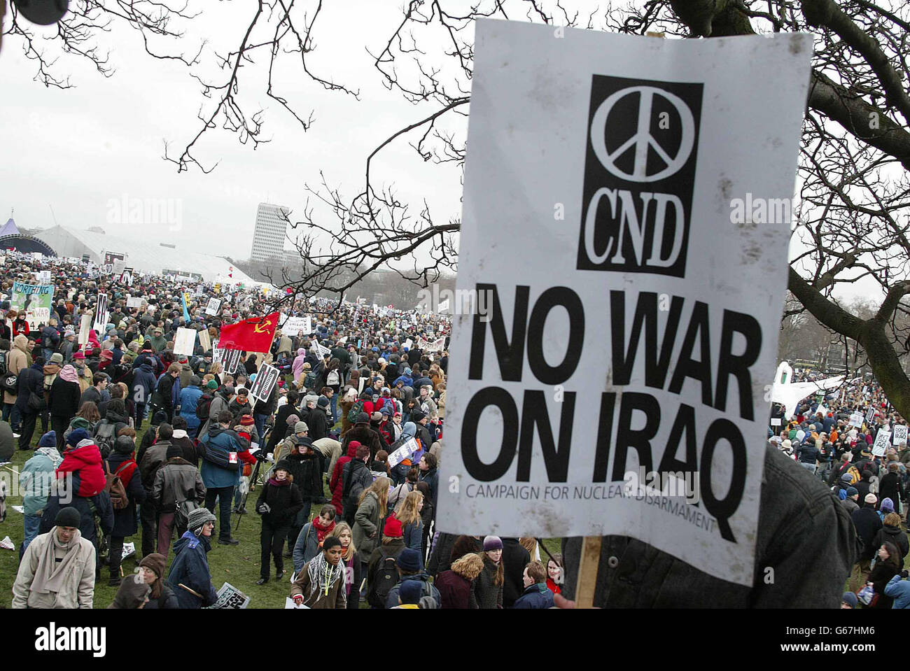 Anti-Kriegs-Demonstranten im Hyde Park im Zentrum von London fordern das Ende jeder geplanten Militäraktion gegen den Irak. Stockfoto