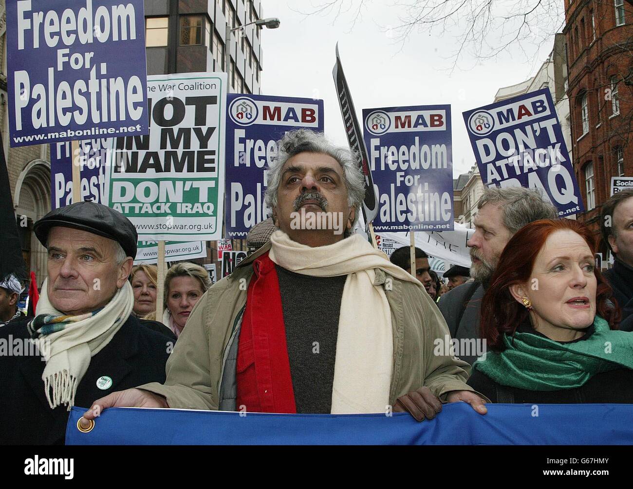 Anti-Kriegs-Demonstranten, darunter Tariq Ali (Mitte) während ihres marsches im Zentrum von London, der das Ende jeder geplanten Militäraktion gegen den Irak forderte. Stockfoto