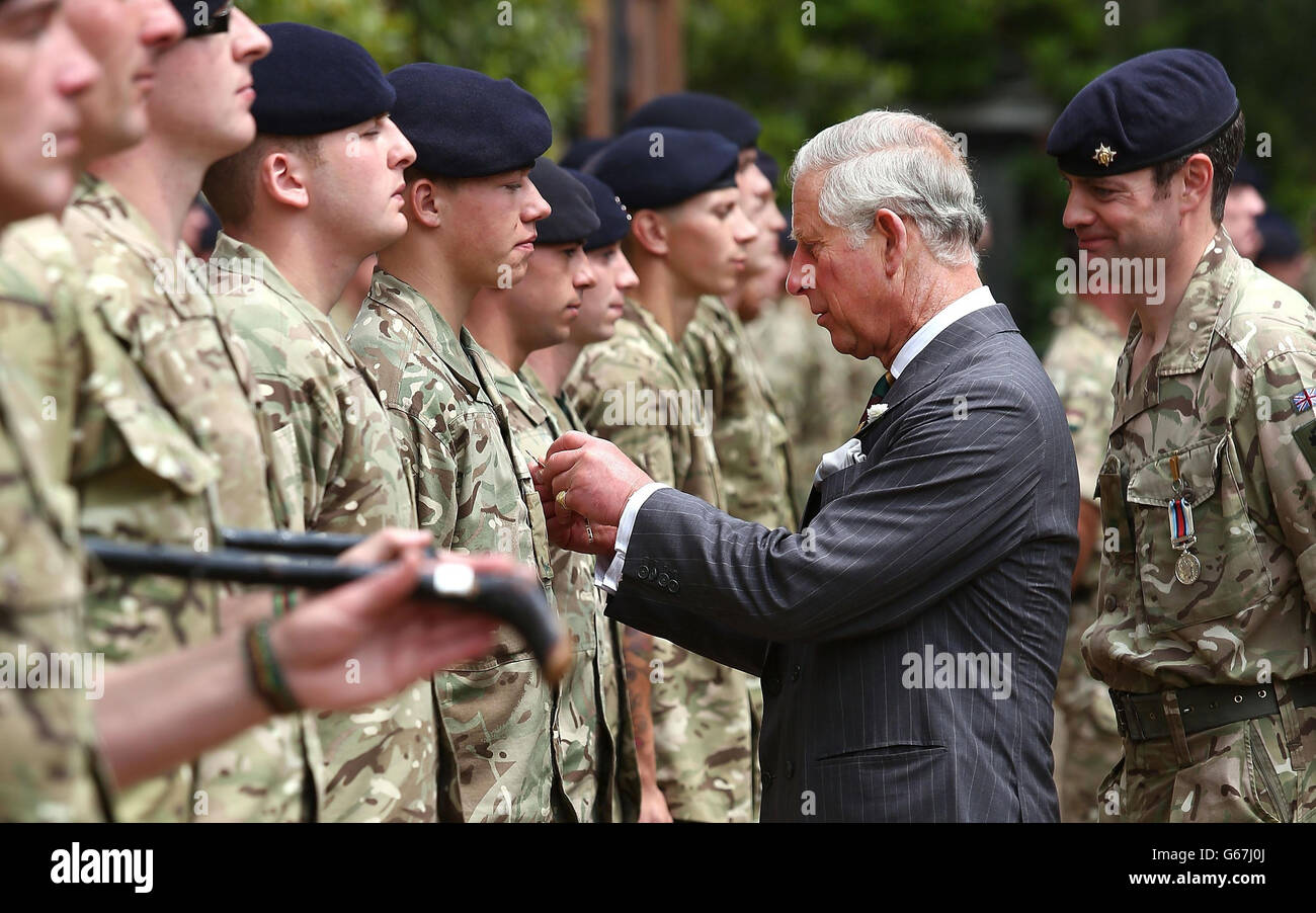 Der Prinz von Wales überreicht den Soldaten der Royal Dragoon Guards im Clarence House, London, Medaillen für den operativen Dienst. Stockfoto