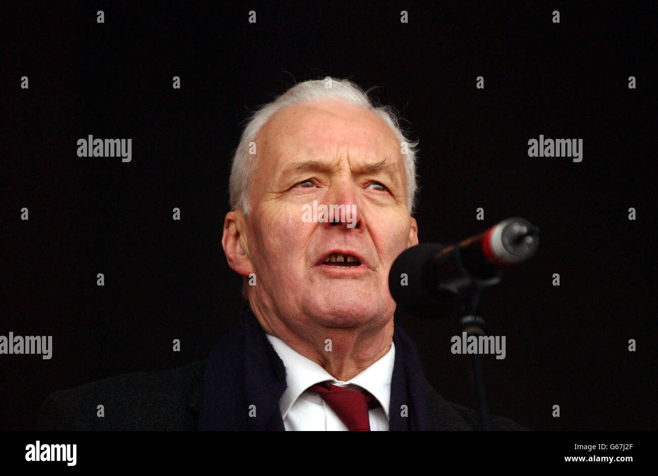 Tony Benn auf der Bühne im Hyde Park in London während der Anti-Kriegs-Kundgebung. Stockfoto