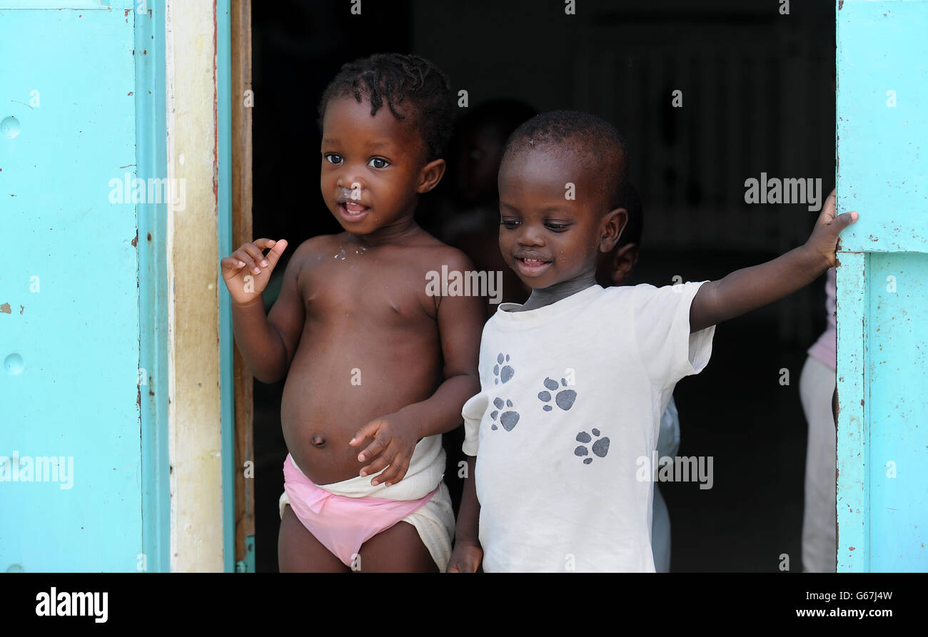 Waisenkinder im Pouponniere von Mbour, Senegal. DRÜCKEN Sie VERBANDSFOTO. Bilddatum: Mittwoch, 26. Juni 2013. Bildnachweis sollte lauten: Joe Giddens/PA Wire Stockfoto