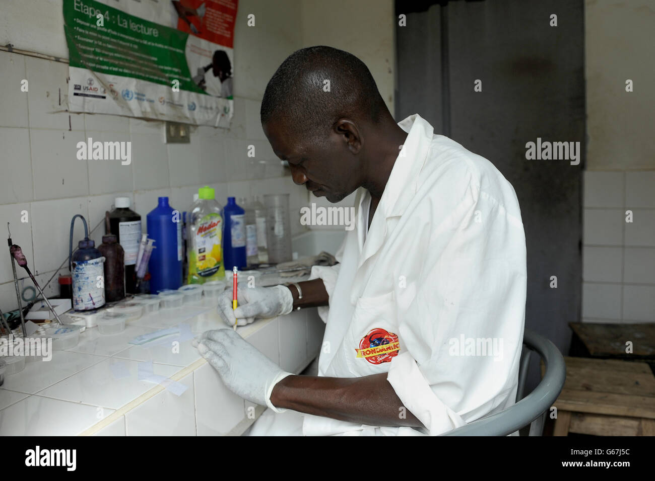 Ein Apotheker sortiert Medikamente im Mbour Hospital, Senegal. DRÜCKEN SIE VERBANDSFOTO. Bilddatum: Mittwoch, 26. Juni 2013. Bildnachweis sollte lauten: Joe Giddens/PA WireGesamtansicht des Mbour-Krankenhauses, Senegal. DRÜCKEN SIE VERBANDSFOTO. Bilddatum: Mittwoch, 26. Juni 2013. Bildnachweis sollte lauten: Joe Giddens/PA Wire Stockfoto